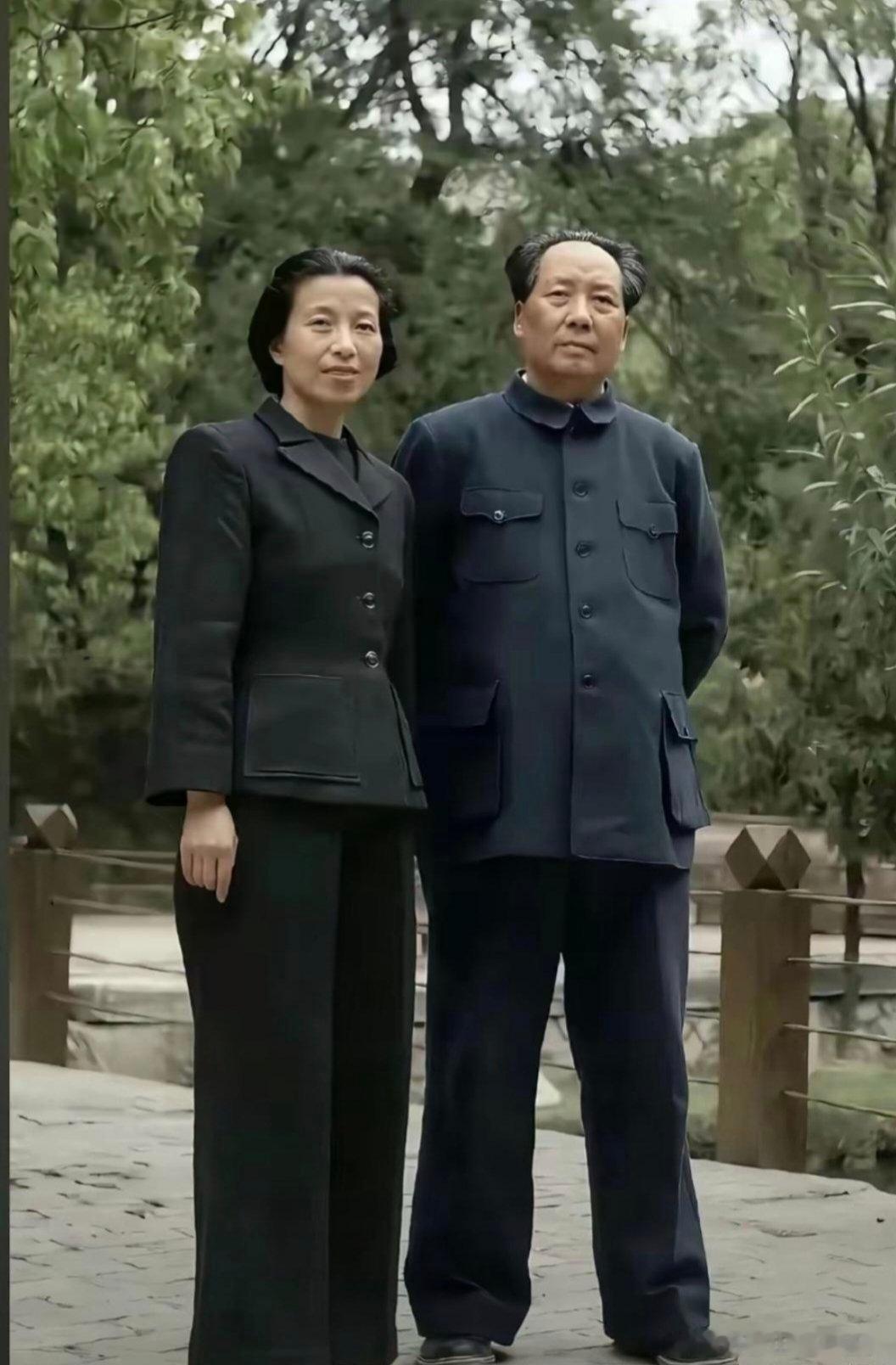 毛主席与夫人江青的合影，一张难得的珍贵老照片。老人家虽身居高位，却始终恪守简朴本