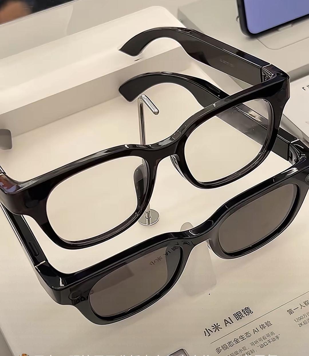 最近去华强北帮朋友配眼镜，顺手逛了下，发现卖AI眼镜的摊子多了快一倍。老板说春节