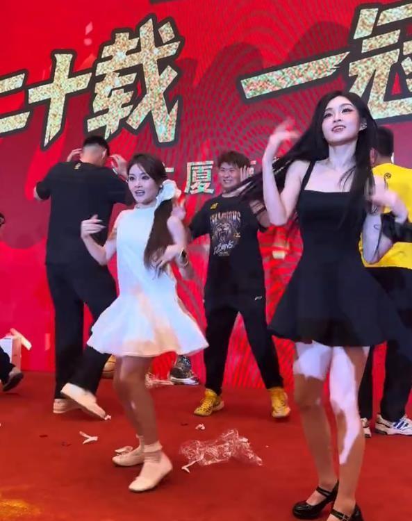 广厦队夺得CBA总冠军后，举办了隆重的答谢宴，期间拉拉队在舞台上表演舞蹈邀请胡金