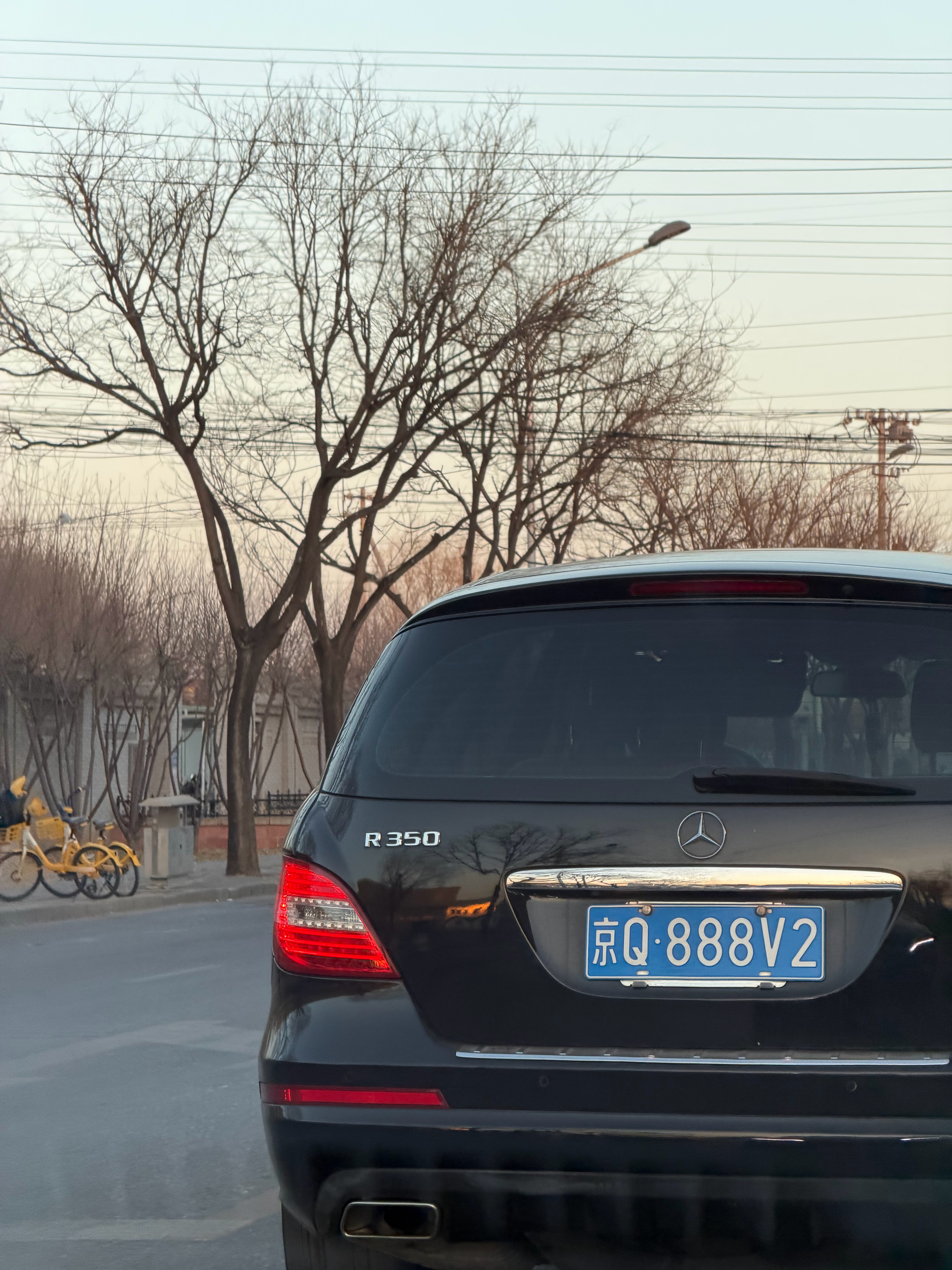 和山下有松的老板吃饭。一路上看到一辆888。一辆777。嗯嗯她是旺