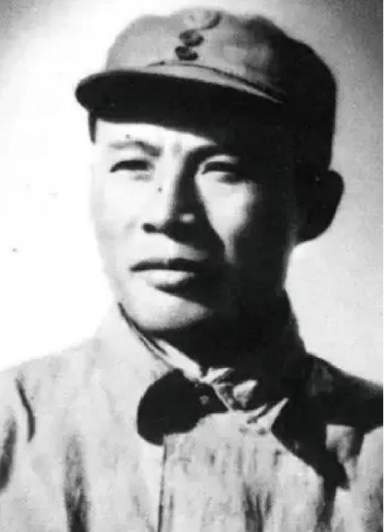 1937年，吕正操麾下一个营被日军包围，吕正操正要去营救，军长万福麟却下令：“这