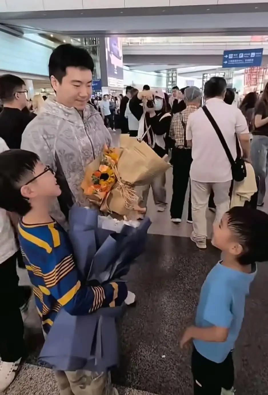 这一幕真的又暖又戳人✨，伦敦世乒赛凯旋的国乒队伍，被家属们的接机狠狠破防了！