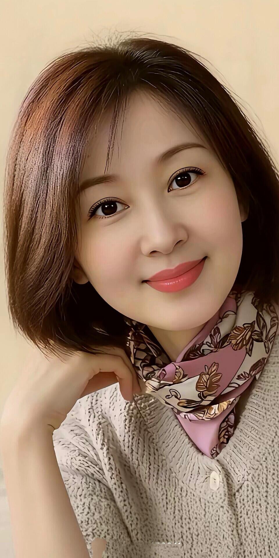 温柔微笑，优雅气质，粉色围巾点缀，轻松自然。