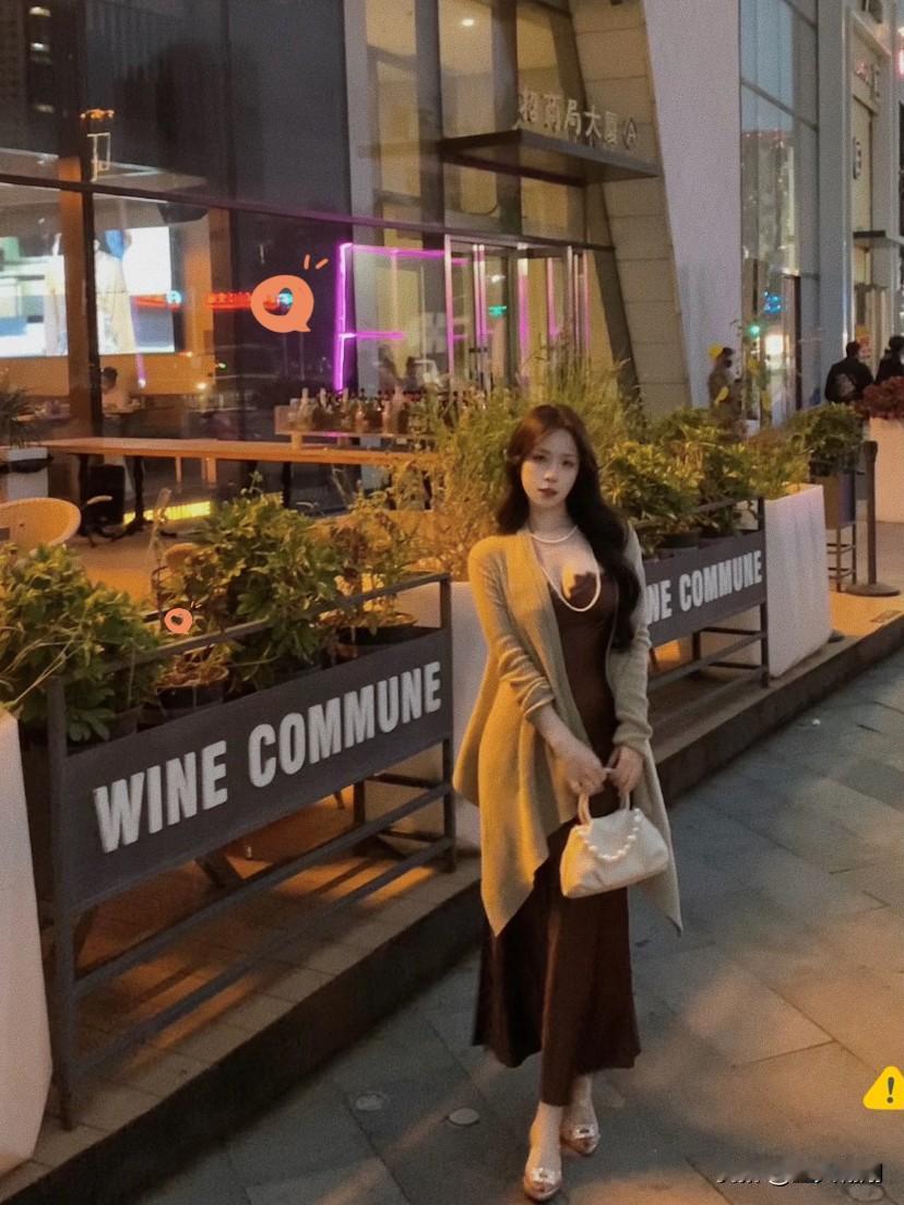 别再说吊带裙挑人了!这条鲜艳吊带裙才是普通人的变美密码,穿上直接解锁甜妹天花