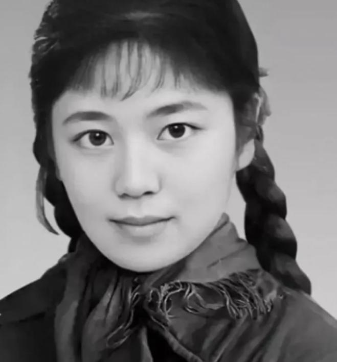 1977年，32岁女知青刘琦返城无望，嫁给一位农民。新婚之夜，她对丈夫说：“你对