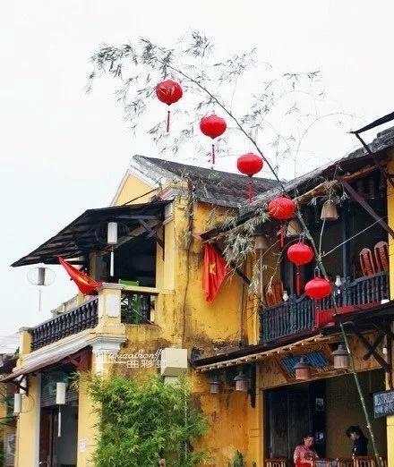 越南会安的古城真有点令人恍惚。满眼都是中国风，中式老房子保存得特别好，一栋挨着一