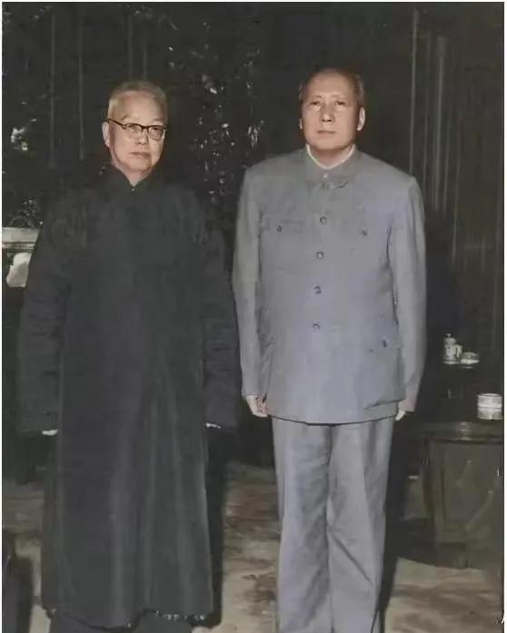 主席拍照，一向风轻云淡指点江山，挥洒自如。唯独和王季范合影时，神态严肃端正，更