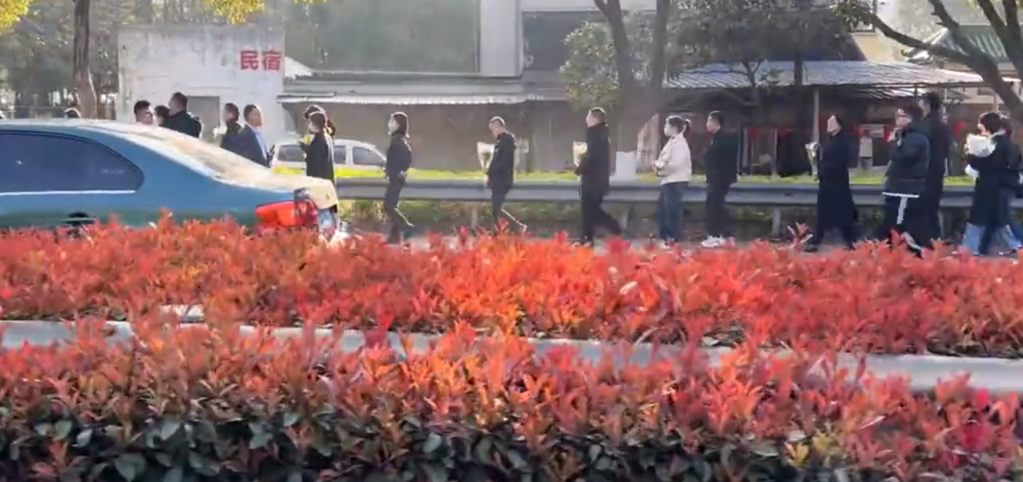 这么多人去送别张雪峰，他的在天之灵看到，一定也会很欣慰吧他的离去引起这么大的悼念