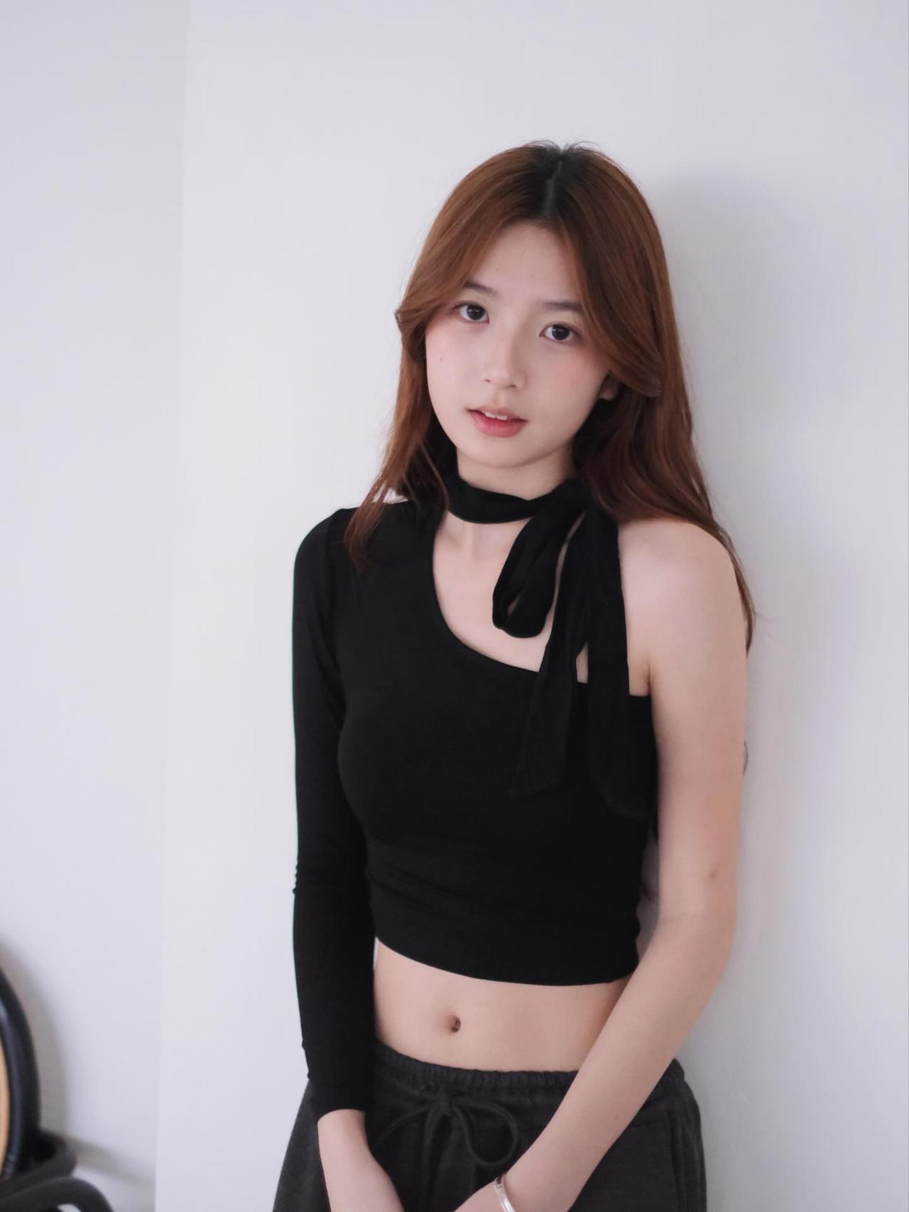 简约黑衣少女，时尚又优雅。黑蓝发少女黑衣淑女黑衣酷girl