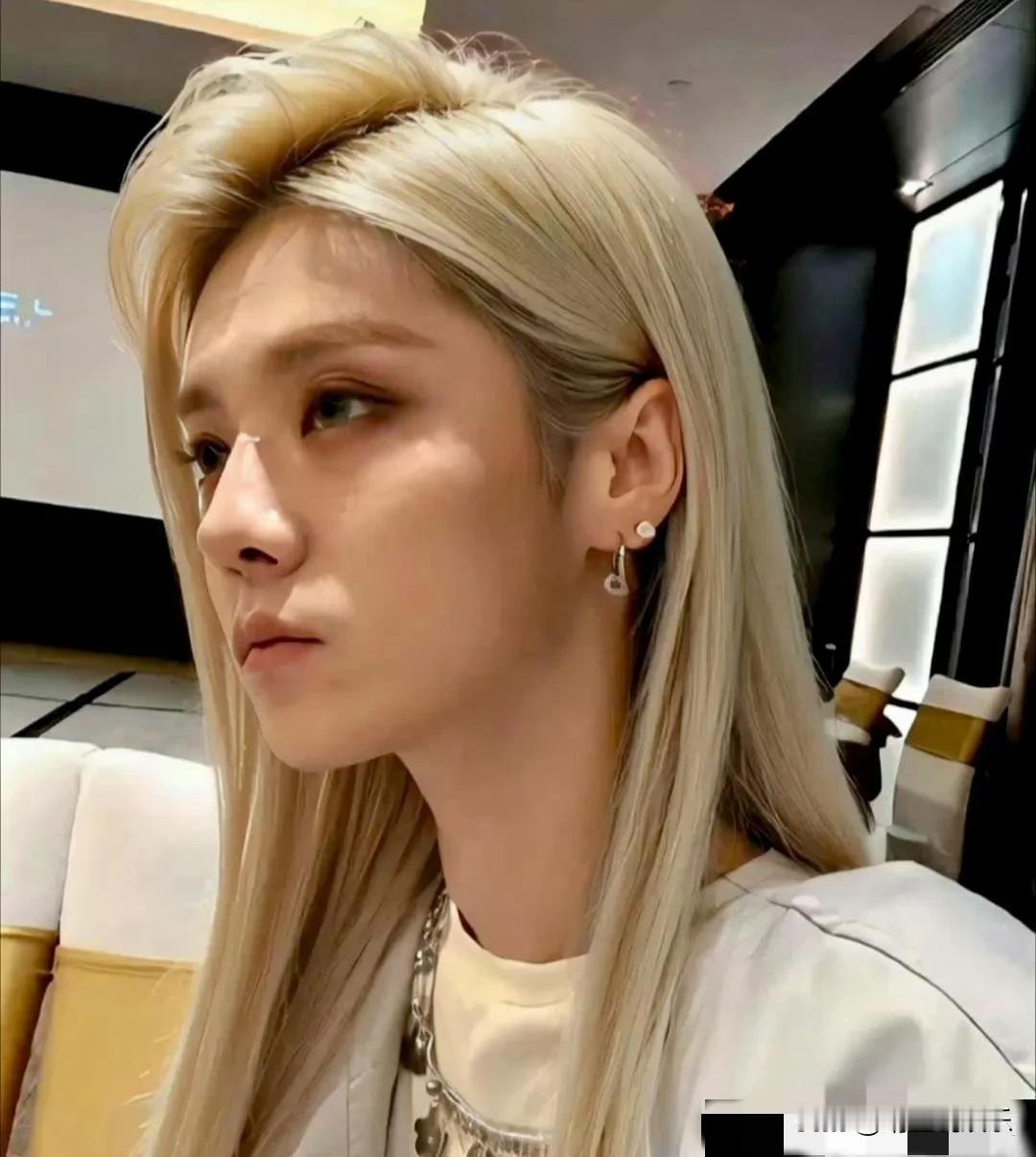 乍一眼看还以为是哪个美女呢？仔细看才发现居然是鹿晗，这精致的五官和时尚美艳的