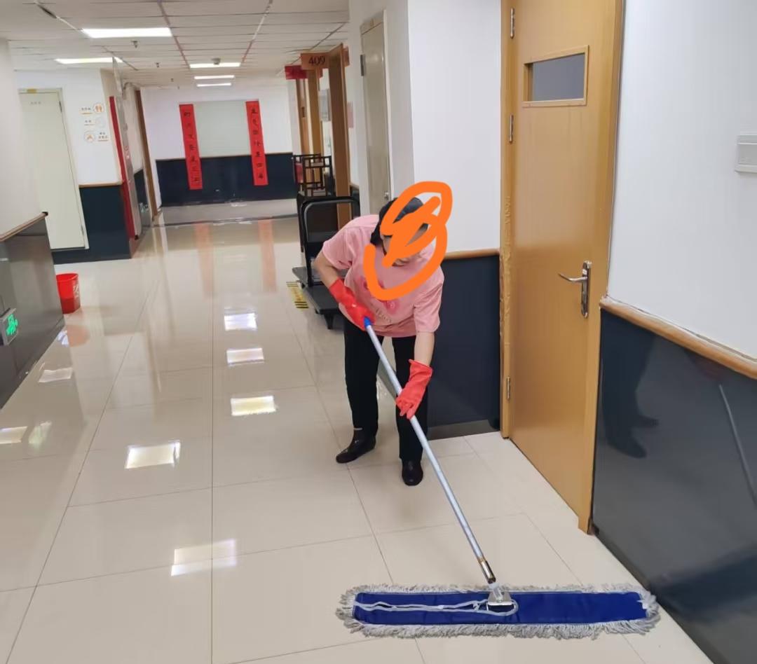 3500元一月的清洁工找老板加工资，清洁工说：我早上4：00钟爬起来上班到12：