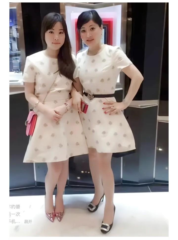 蔡天凤少女时脸上有婴儿肥，怀孕时脸肉肉的。不过她瓜子脸的时候最好看，应该她也意识