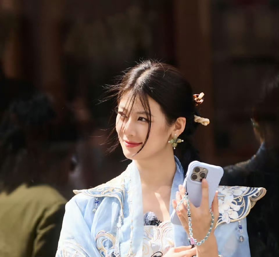 李佳琦把赵昭仪养的很好李佳琦对赵昭仪超宠的，记挂她的话、配合她的事，还会主动买她