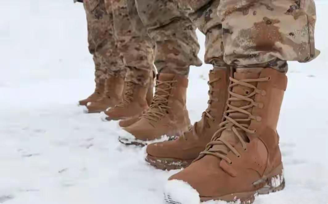 *你知道解放军最卷的装备是啥吗？不是枪，也不是夜视仪，而是一双作战靴。千万别小看