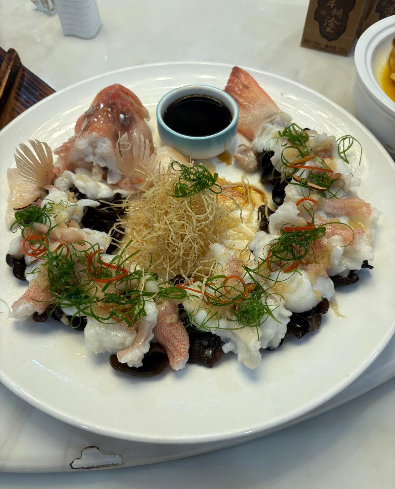 朋友告诉我去海鲜店里面吃饭的时候，一定要问清楚价钱，这条鱼¥588。在海产