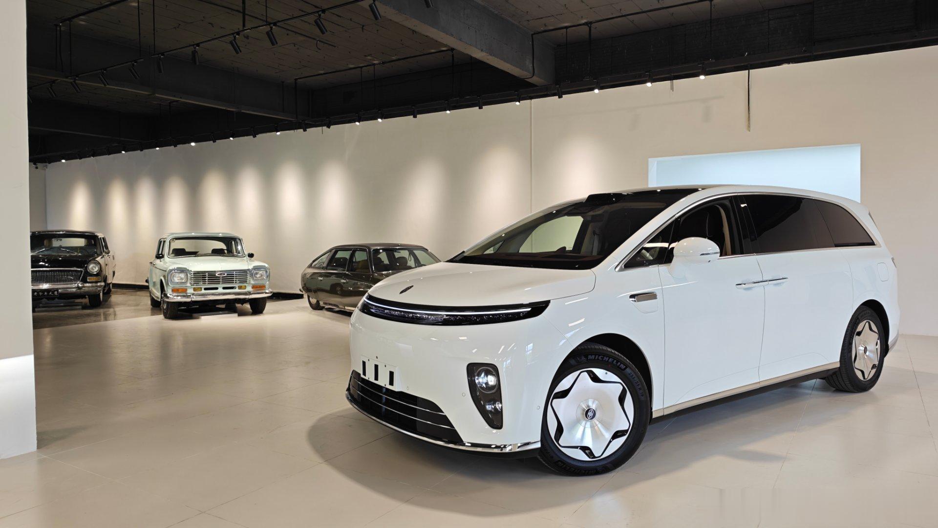 享界V8预售，32.98万起。长5335m，轴距3250mm，鸿蒙智能座舱，第二