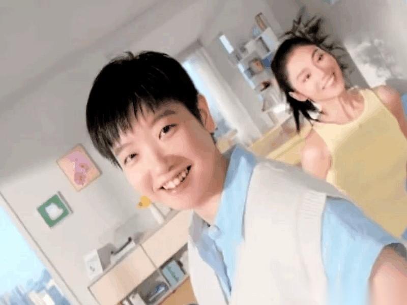 我真的要笑疯了。谁敢信啊,那个在赛场上能把对手打到怀疑人生的“小魔王”,居然被