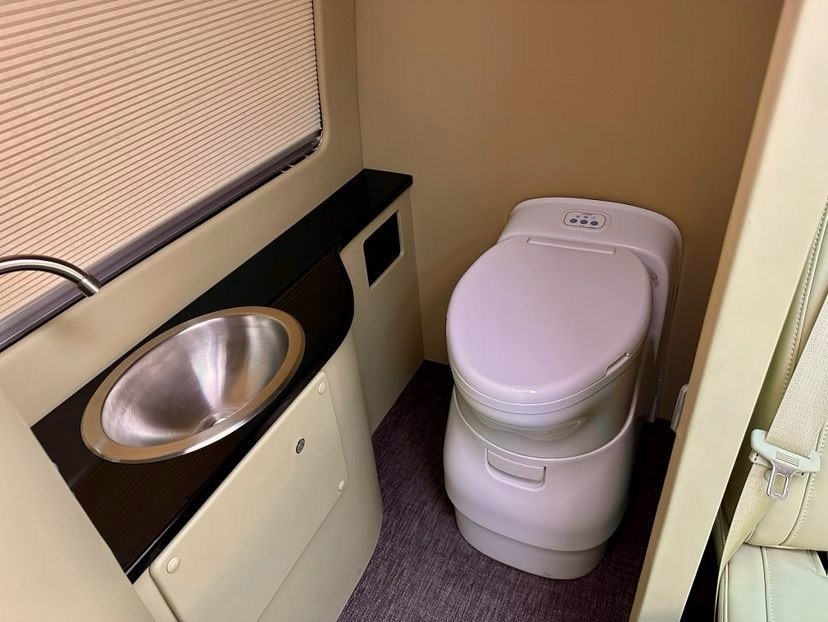 今天来了个客户，需求就是商务车里面要带个厕所的，打算长途行驶使用，虽然不太理解海