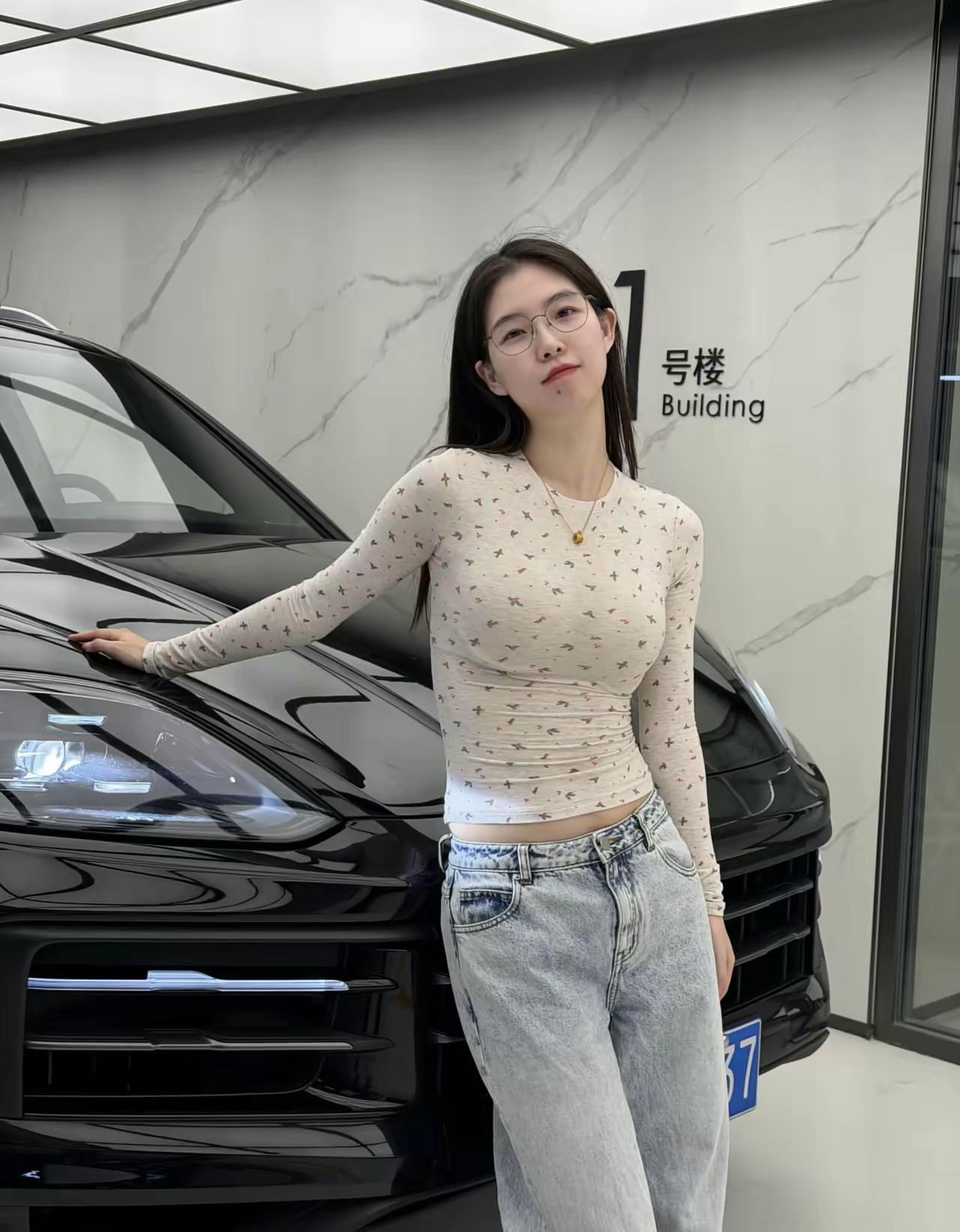 抛开这保时捷不说，就姐姐这颜值也是杠杠的，就算她没有保时捷也会有很多人追求的。
