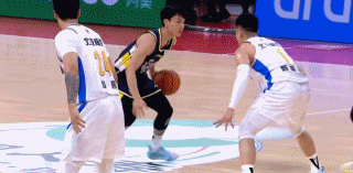 京粤大战，徐杰终于是有一些球权了，这一五挡拆，面对大中锋麦基的打法，是不是比队内