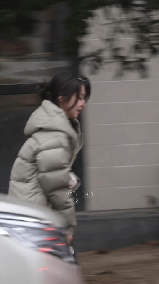 薛凯琪雪中飞吻初雪落，白裙扬，她的飞吻比雪温柔。薛凯琪笑靥如花，这一刻风也沉醉—