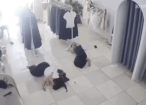 小姐姐起来之后，真的被吓到了。