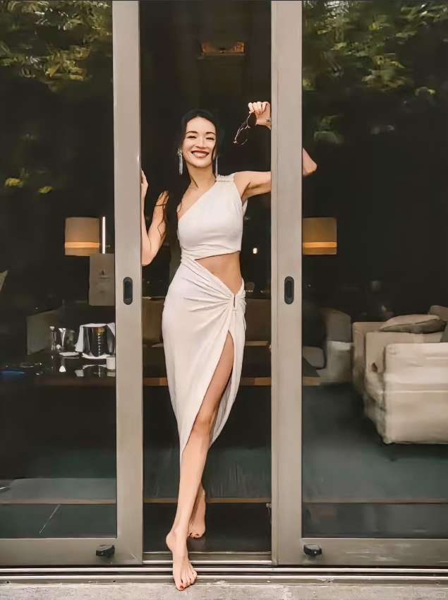 舒淇，168cm，光脚站门口好美，这笑容太有感染力了，最重要的是脚型完美无暇，你