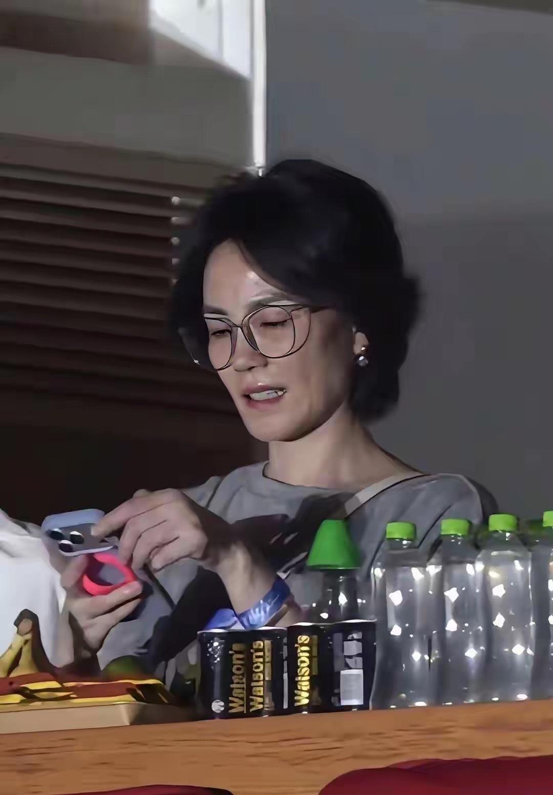 王菲现身那英演唱会！素颜白发、戴老花镜看手机：不装不老，才是顶级从容​​​