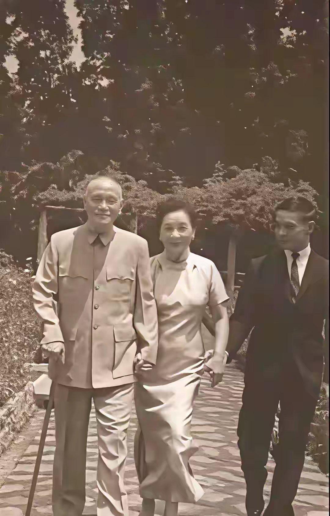 60年代，蒋中正与夫人宋美龄和孙儿蒋孝勇在官邸内散步。