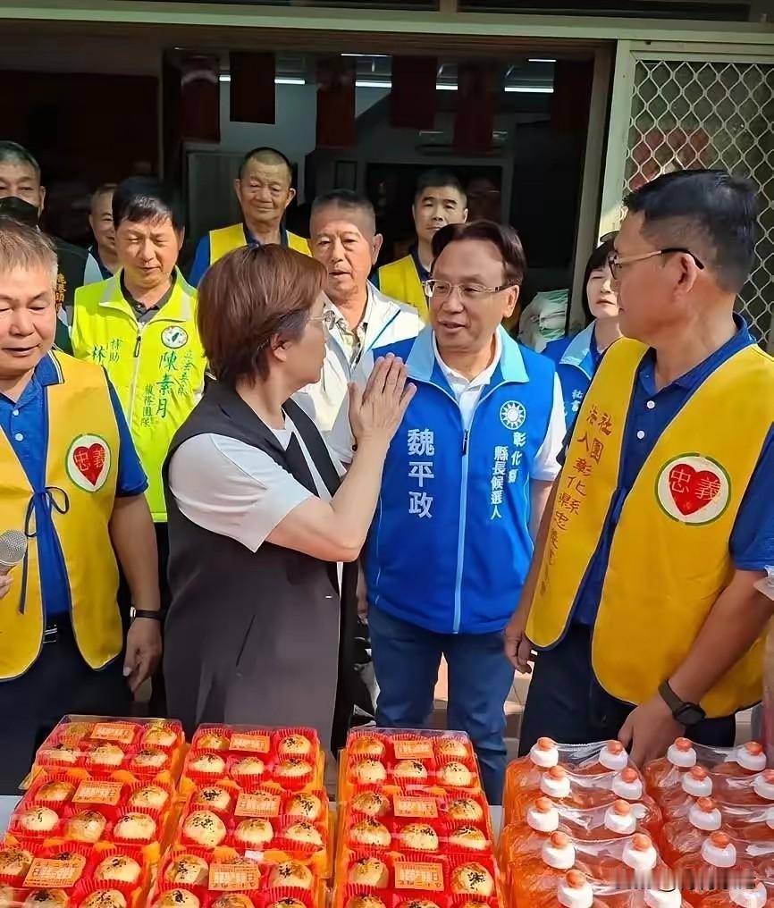 社团法人搭台，政客唱戏！彰化县社团法人忠义慈善会举办中秋慰问活动。在这场活动上，
