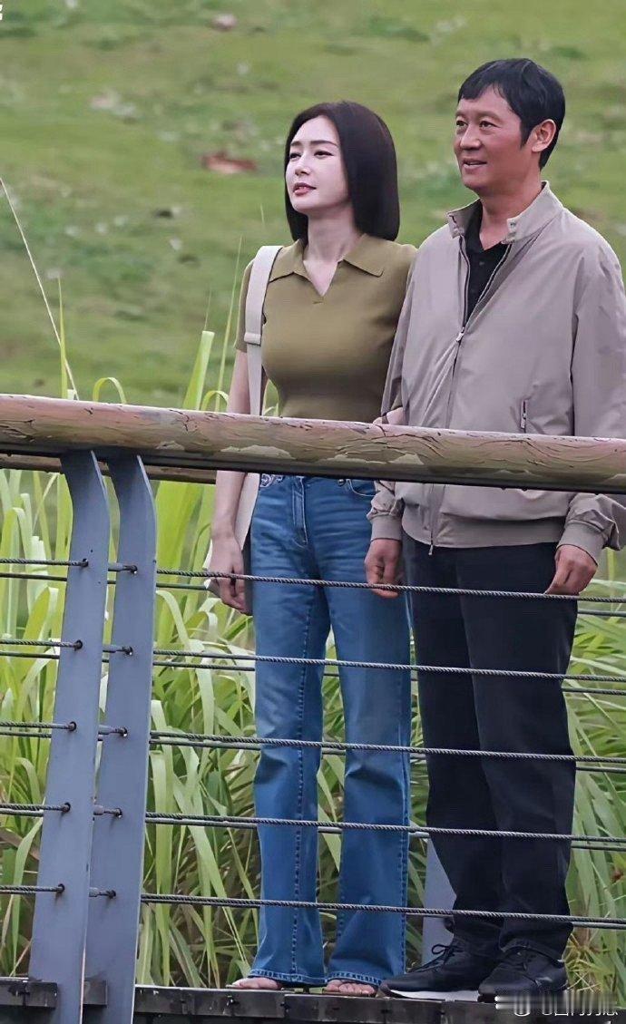 秦岚的自信果然有底气！生图状态依旧能打，颜值抗打且身材比例惊艳，自带高光气场拉满