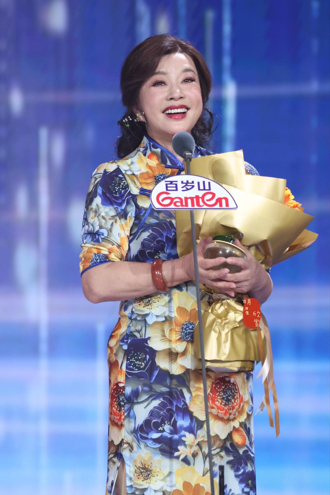 没人觉得刘晓庆的行动力强的可怕吗？自从刘晓庆年初八开工以后，基本一天一个热搜