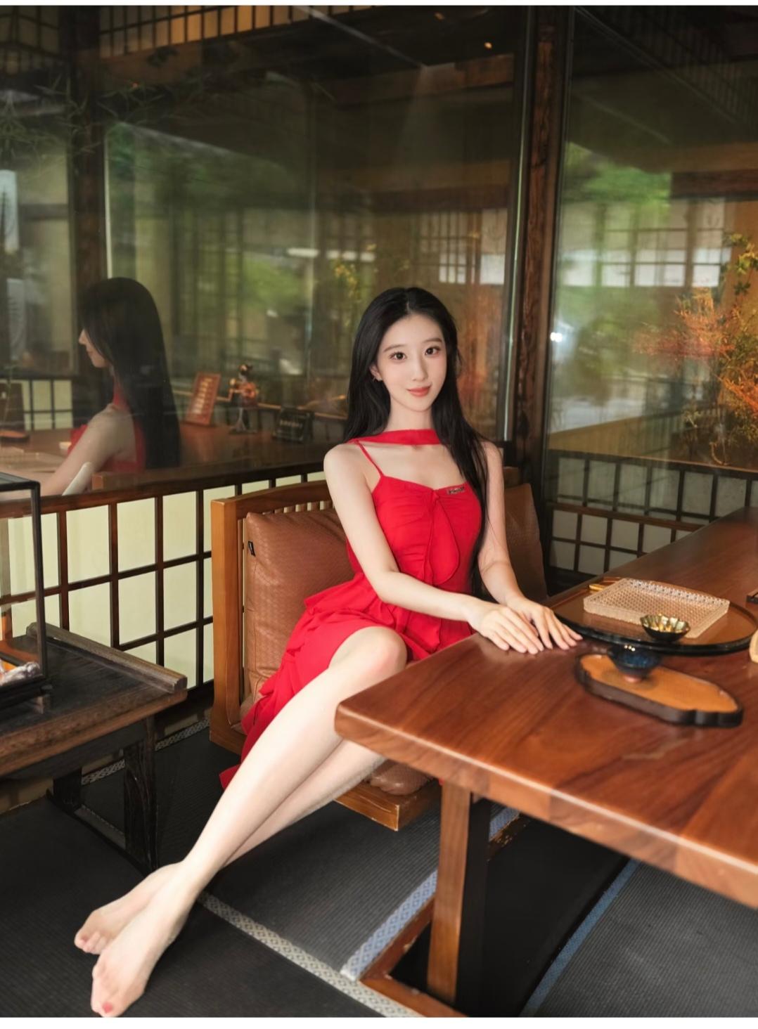 除了有点拇趾外翻，简直完美极了。