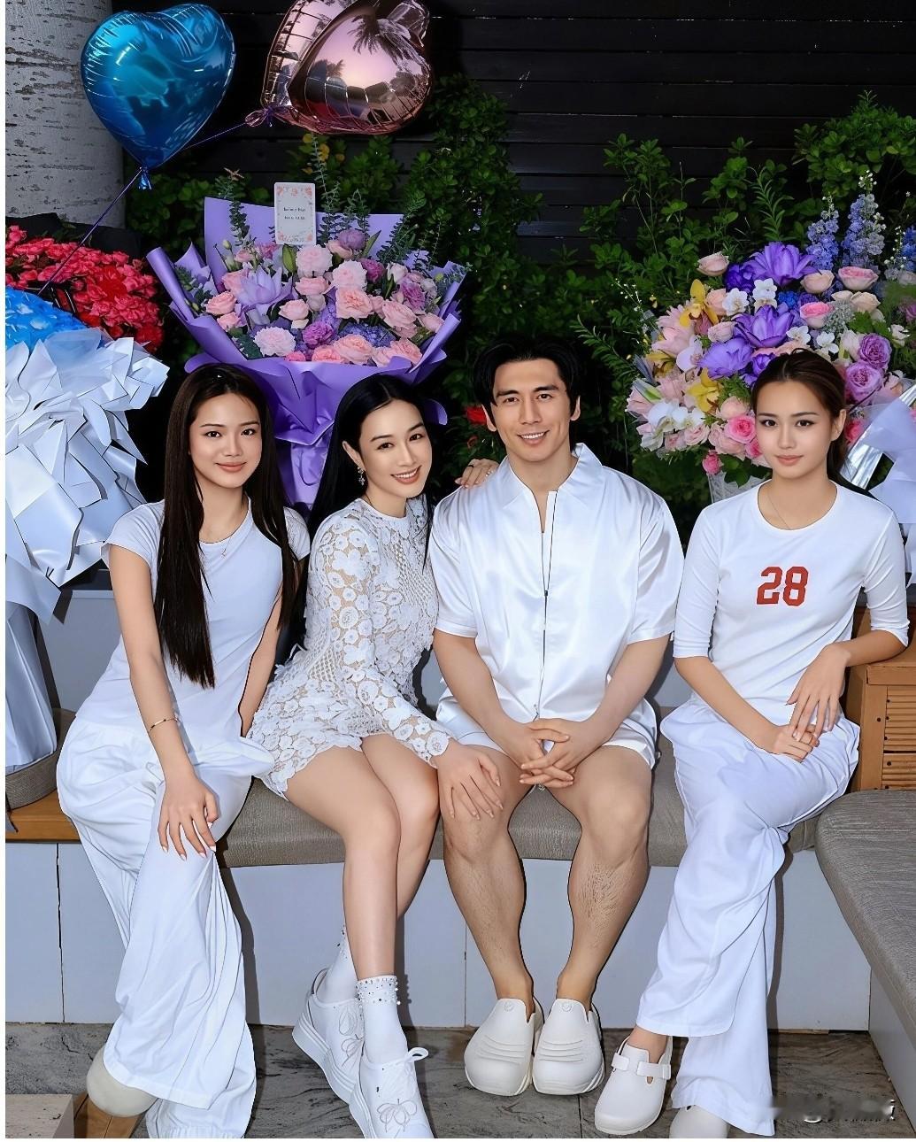 56岁钟丽缇庆生！一家人同框，全家统一白色穿搭，和丈夫张伦硕、两个女儿同框，画面和睦养眼。很多人感慨