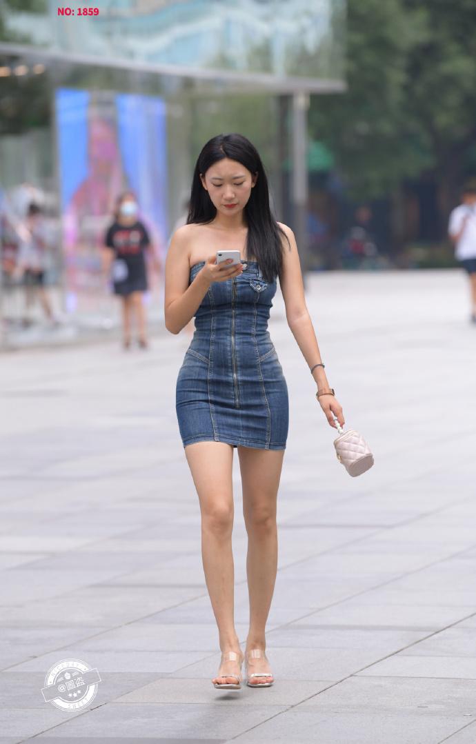 街拍抹胸牛仔裙美女分享街拍小姐姐你喜欢漂亮女生吗