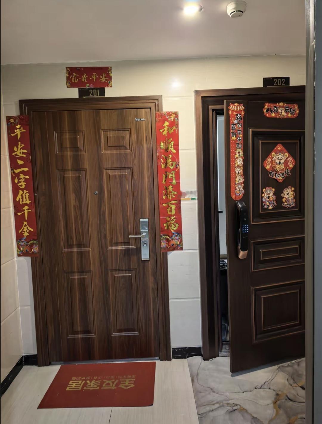 搬到现在小区三年了，楼道里总碰见隔壁那对夫妻带着俩娃，可从来没说过几句话。我主动