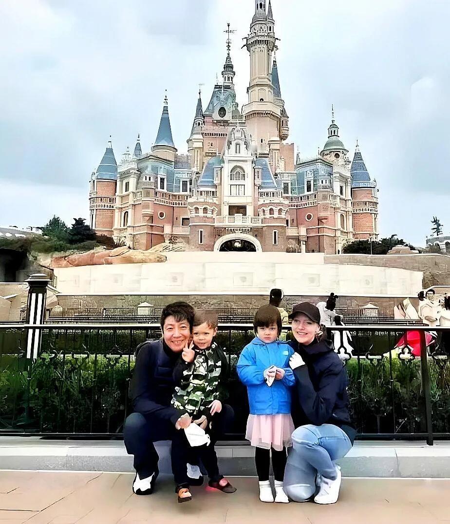 撒贝宁和老婆李白不仅特别恩爱，和睦，他们还很疼爱孩子们，经常带着孩子们去游乐场玩