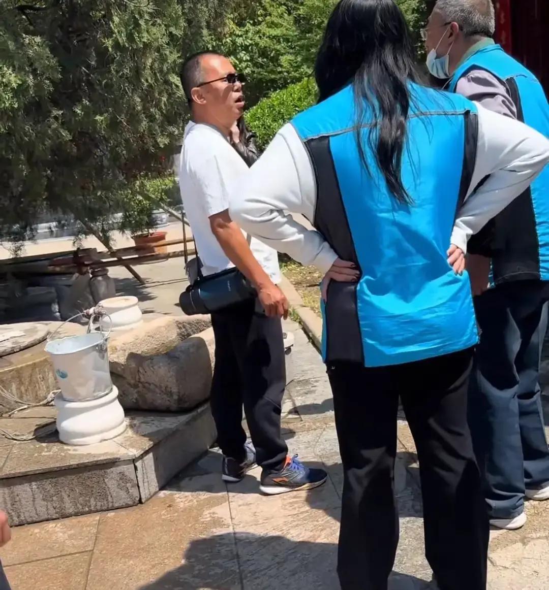 “离谱至极！”5月1日青岛灵珠山菩提寺，一位白衣男子带着儿子要用井水洗手，走到井