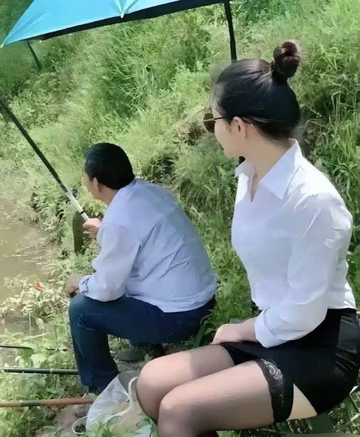 近日，抖音上有网友爆料：周末，某单位一把手领导兴致勃勃地到野外钓鱼，竟然还带着美