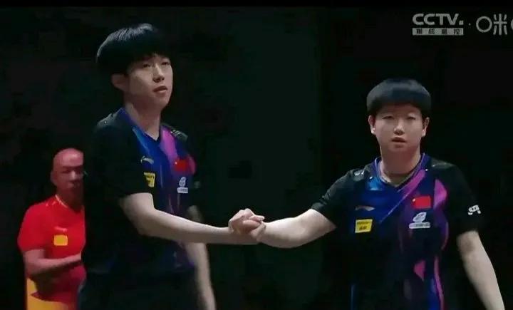 她握紧了他的手，他瞬间秒懂，立马紧紧回握，他将她的手猛地向自己身边一拽然
