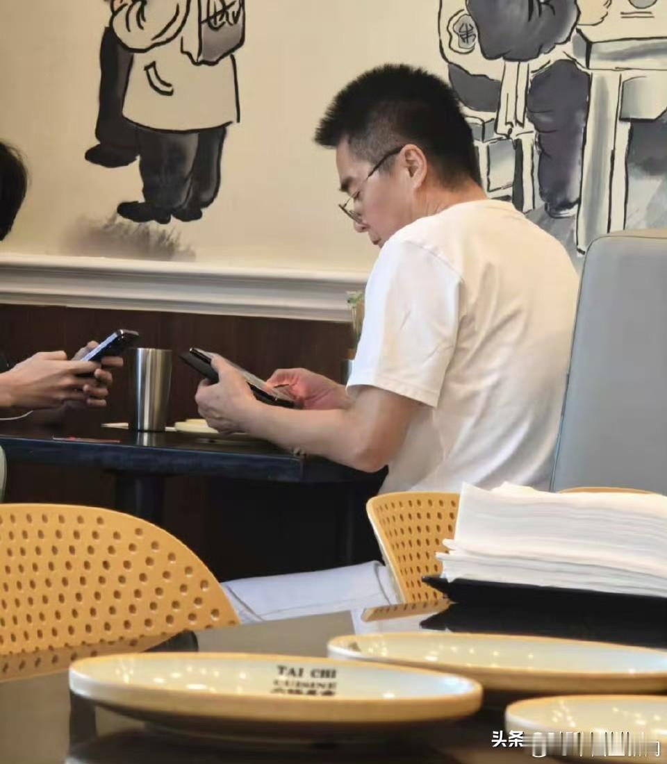 原来许亚军没有出席何晴的葬礼是有原因的，他不在有网友偶遇许亚军在国外和小儿子