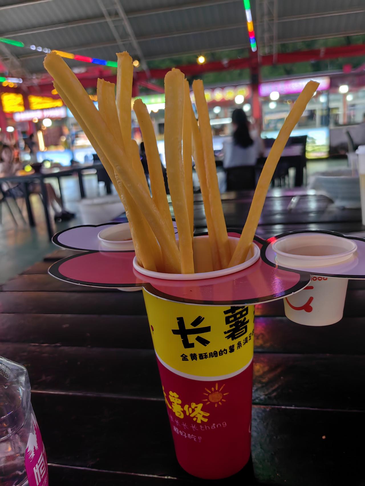 第一次吃到这么长的薯条，居然还是在辽阳白塔美食广场！千年古塔，烟火人间，真是一