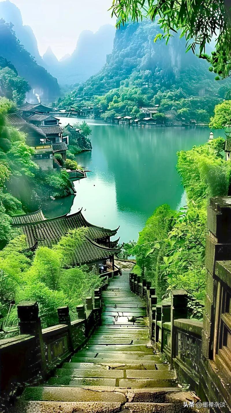 山东临沂，一位中年大哥每天用学步带拽着脑出血后半身不遂的母亲练习走路。经过一年半