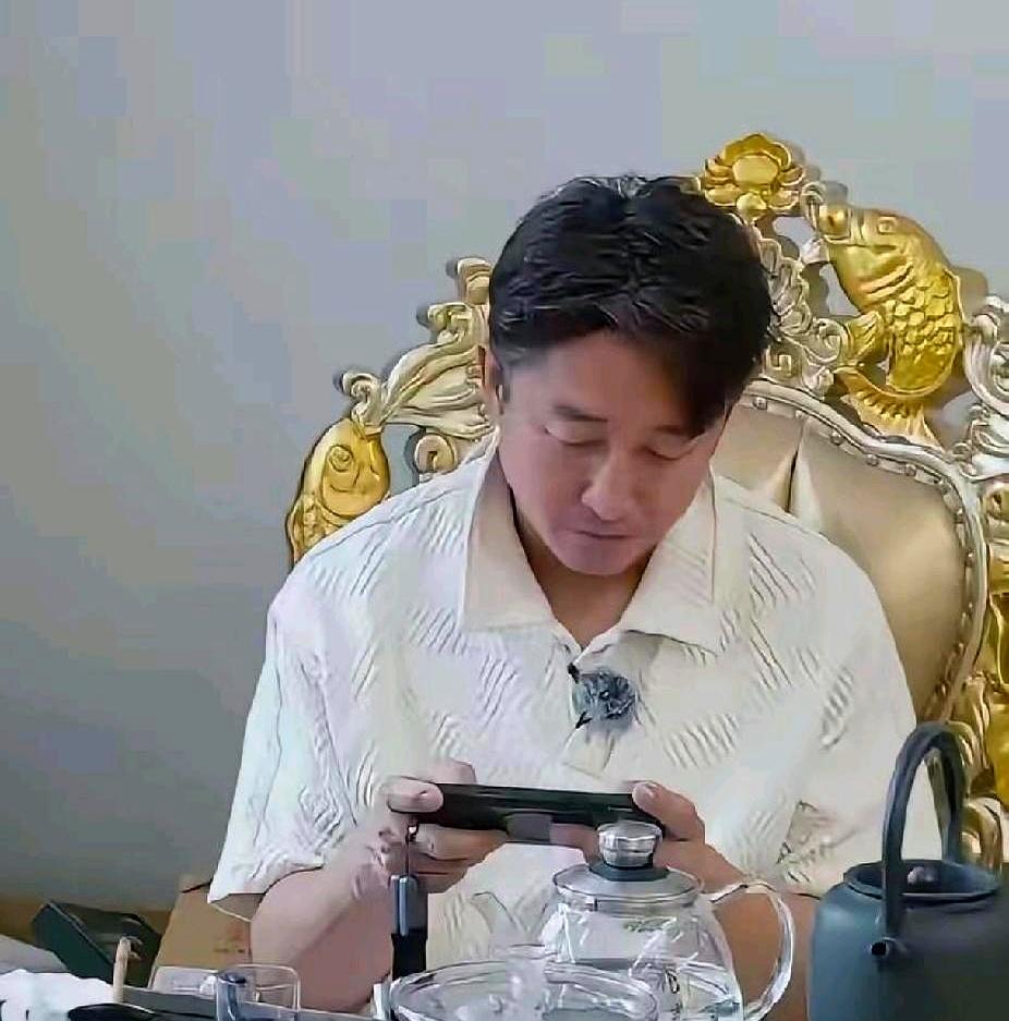 拳王邹市明这辈子拿命换来的两亿家底，居然被老婆七年给败了个精光，现在全家只能挤在