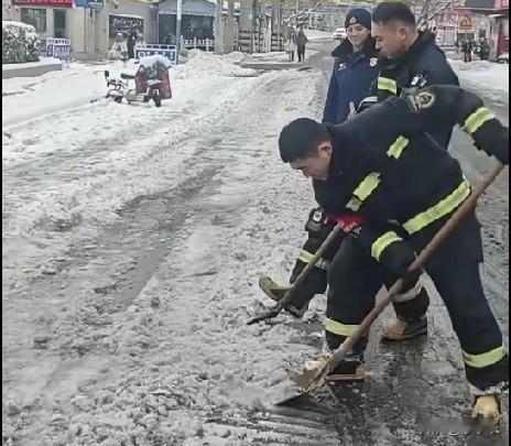 1月20日，江苏徐州，暴雪封路，市民出行受困，破冰除雪，他们来了——消防员们在行
