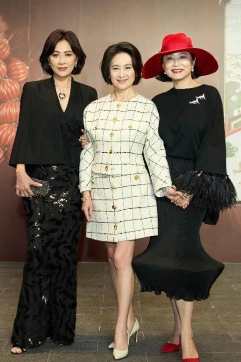 63岁何超琼早就该穿短裙了，与刘嘉玲、林青霞合影，漫画腿赢麻了​