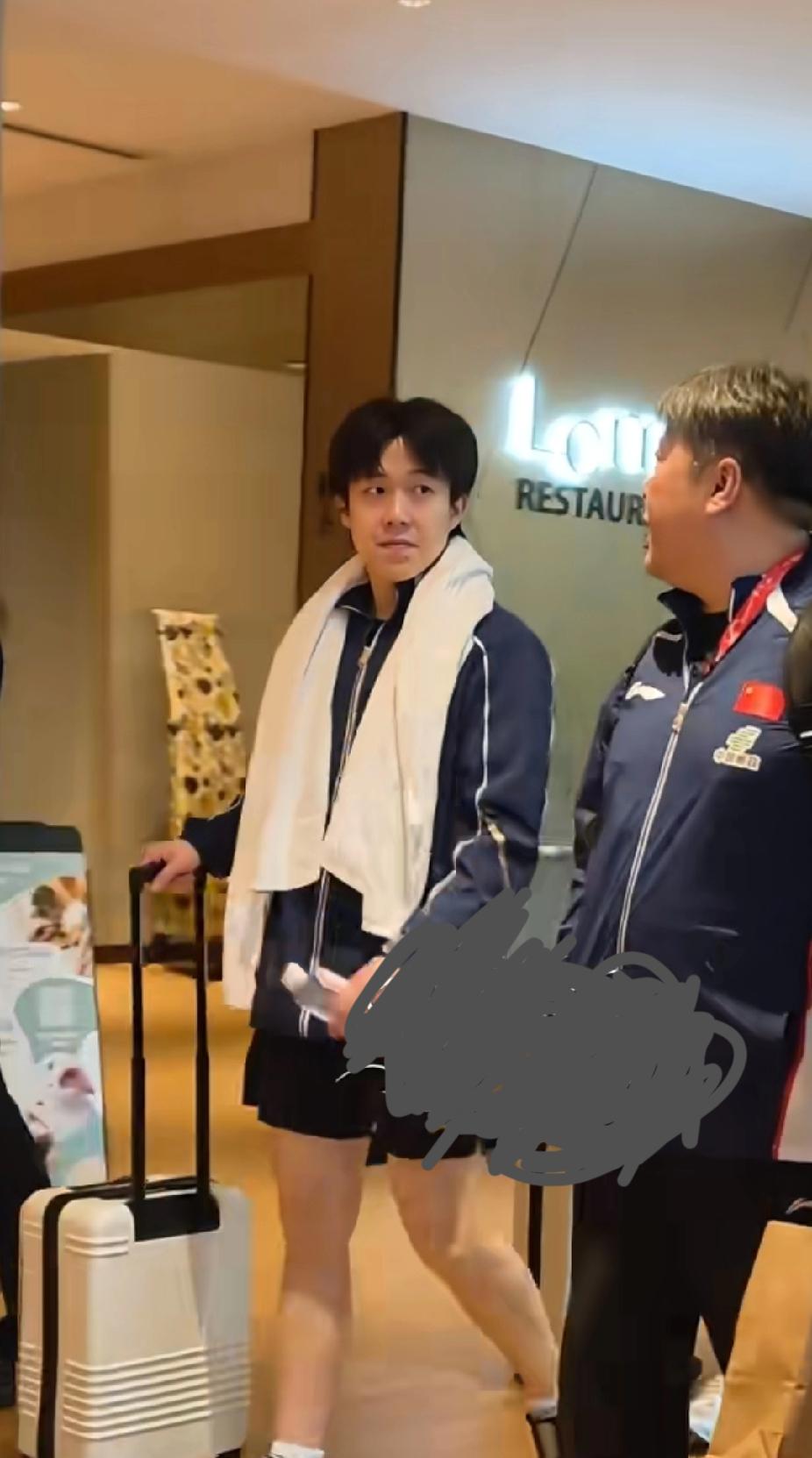 头哥下训路透！和孙导边走边聊全是战术王楚钦这刚下训的状态，也太真实了！