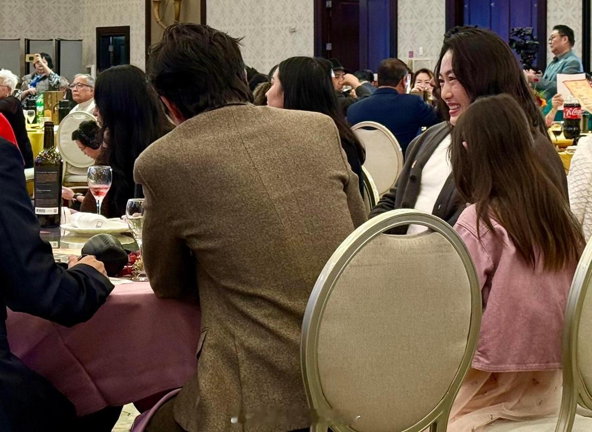 陈冠希一家洛杉矶参加婚礼陈冠希撞脸毛利小五郎有网友偶遇陈冠希一家在洛杉矶参加婚