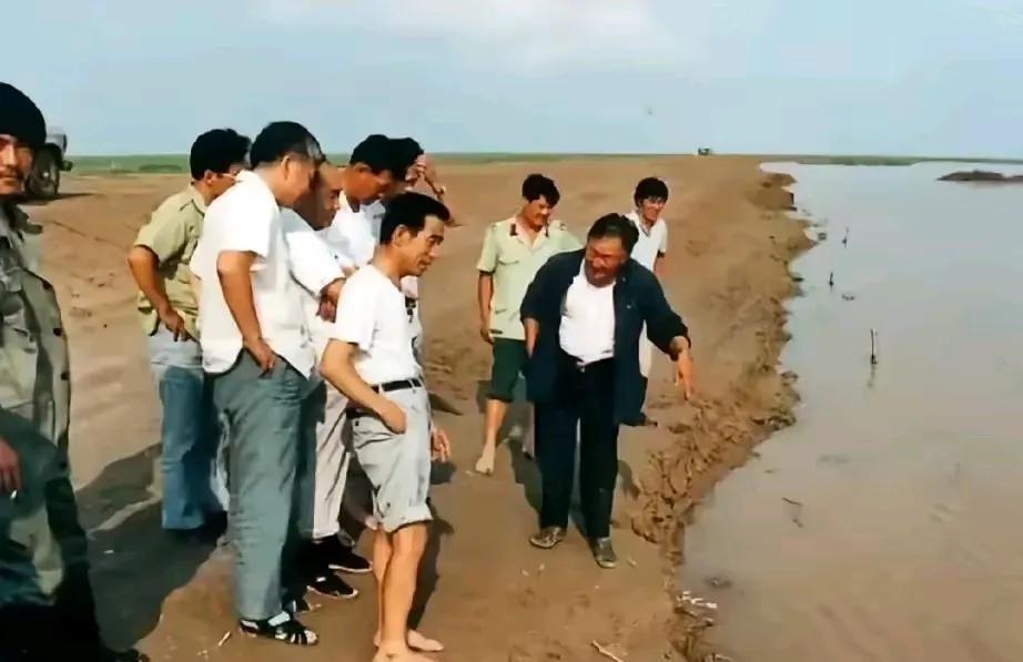 网上看到这张李晔书记视察工作的老照片，这张旧照片距今至少四十年了，现赋诗一首。