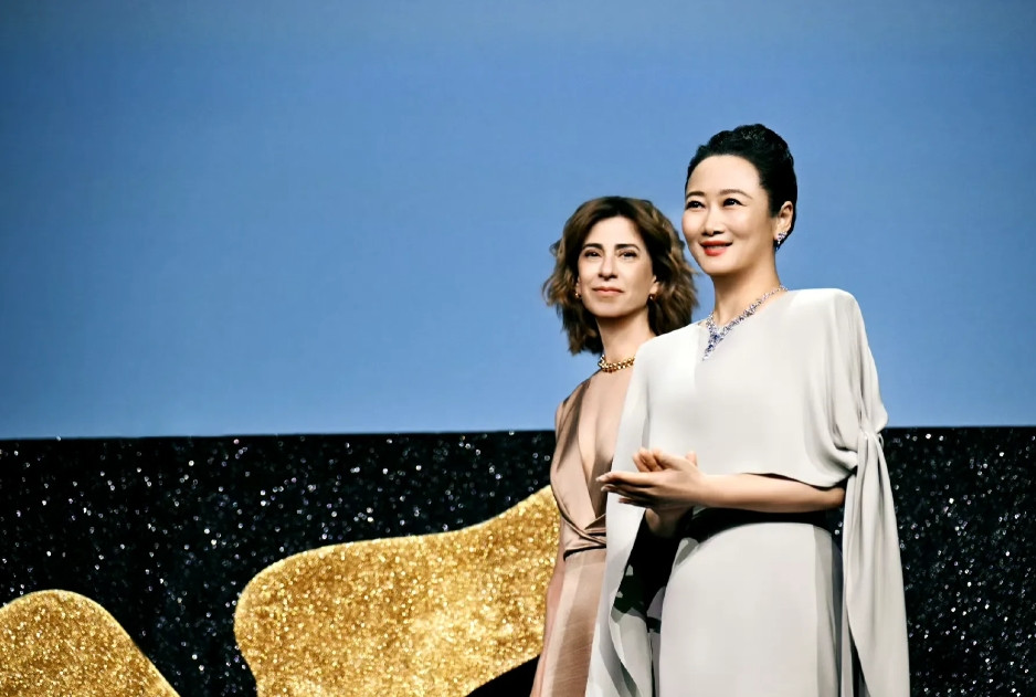 妇唱夫随，大导演也不例外！我们都知道这次辛芷蕾获得威尼斯电影节影后，却不知在众